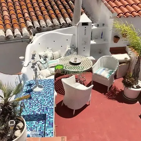 Small With Beautiful Sea Views Holiday home *